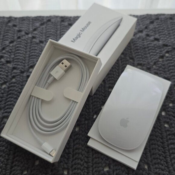 APPLE Magic Mouse 2 (MLA02LL/A) - Picture 2 of 3